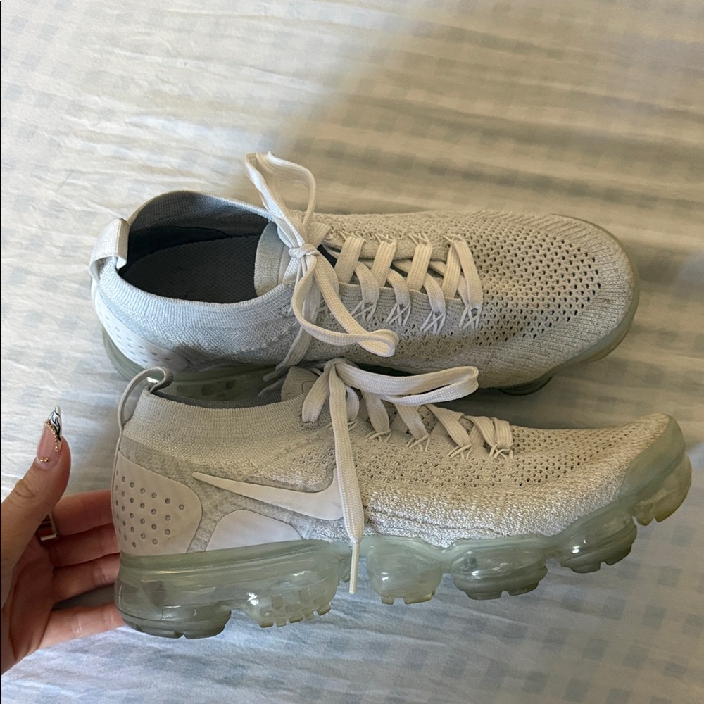 Women’s white vapor maxes size 7.5